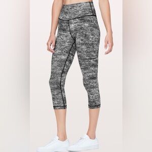 Lululemon Hi-Rise Wunder Under Crop 21” Leggings size 6 Black+White Pattern